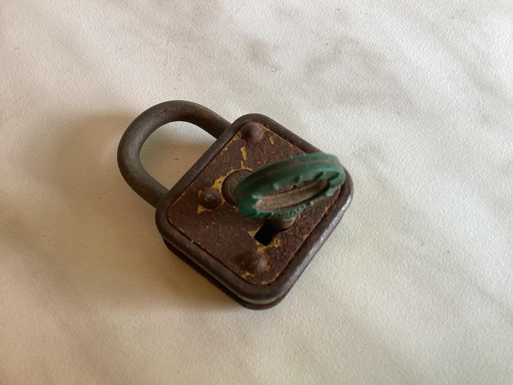 vieux cadenas, Enlèvement
