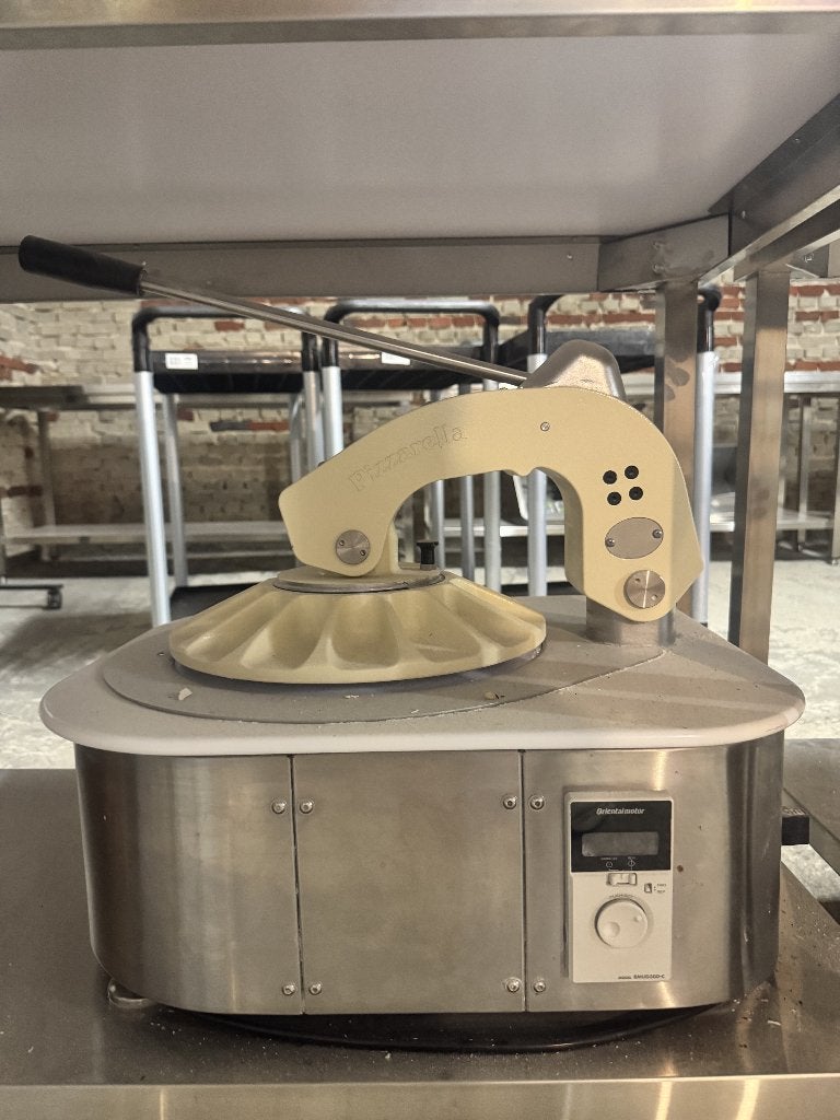 Pizzarella (deegpers) te koop (nieuwstaat), Ophalen of Verzenden, Gebruikt, Bakkerij en Slagerij