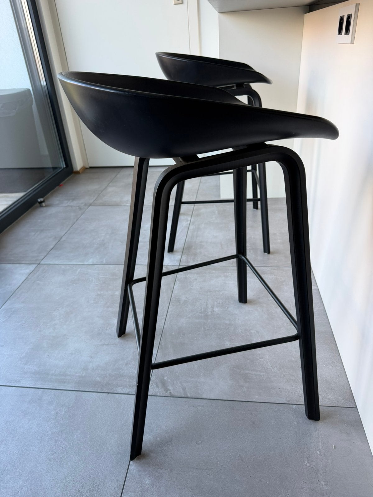 2 tabourets de bar design noirs – très bon état, 2 tabourets, Enlèvement, Comme neuf