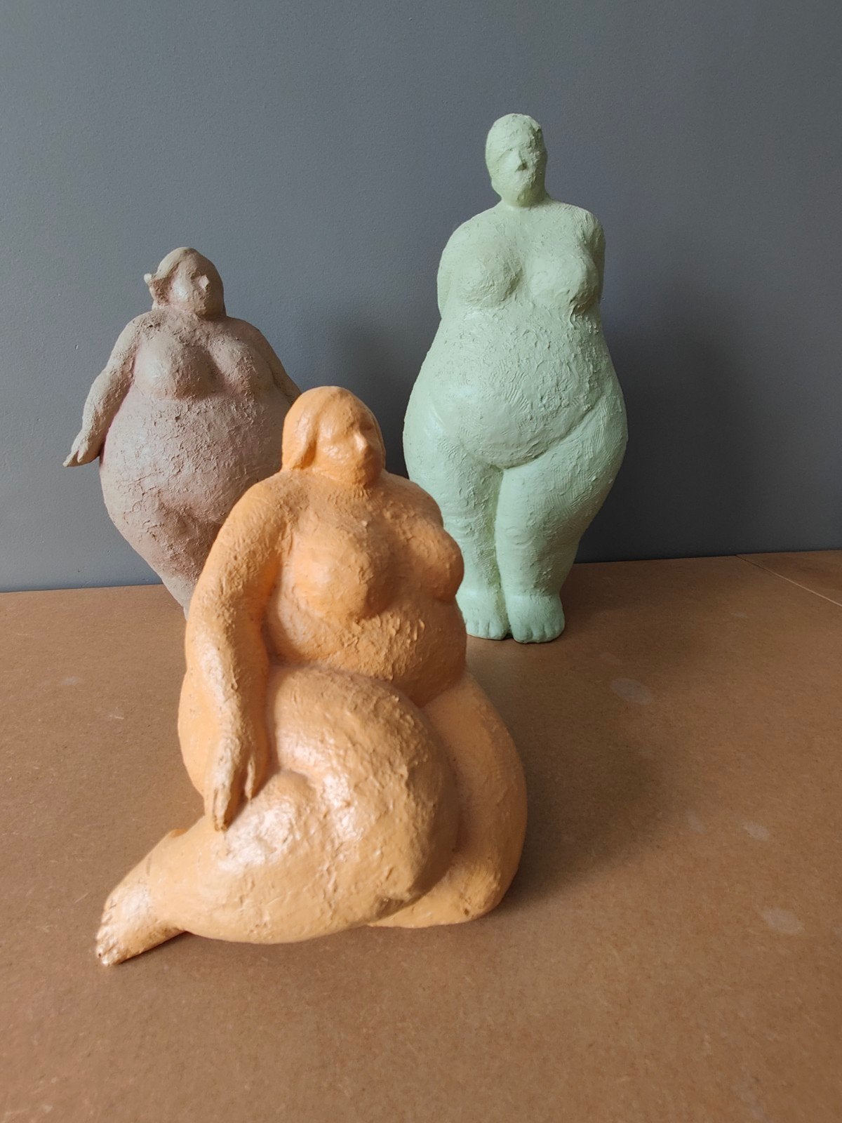 Set van 3 "Dikke Dames" beelden – Prachtige kunstbeeldjes !, Beige, Enlèvement, Pierre/céramique, Moderne