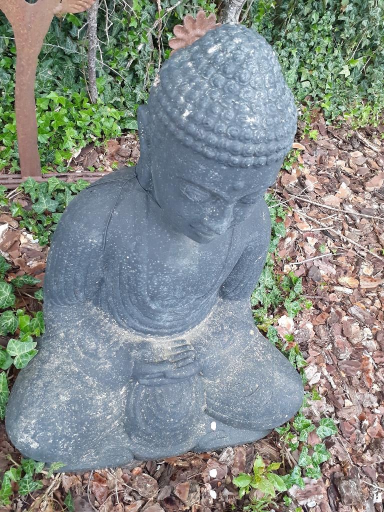 JAPANSE BOEDDHA IN GEPATINEERDE STEEN (52 CM)., Ophalen, Zo goed als nieuw, Overige materialen, Boeddhabeeld