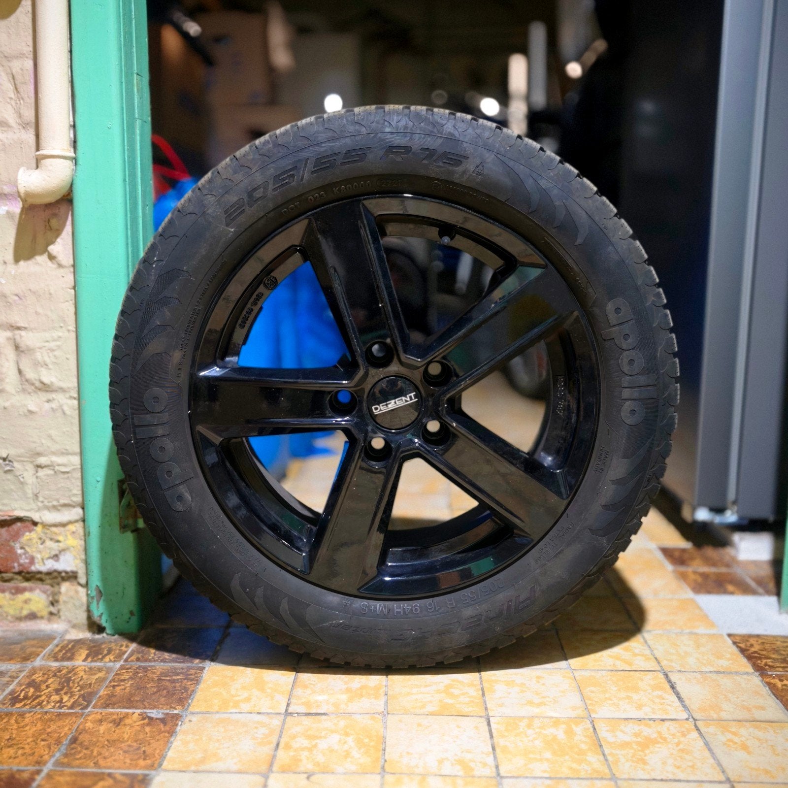 Pneus hiver + jantes black noir 205 55 R16, COMME NEUF!, Autos : Pièces & Accessoires, Neuf, Pneus hiver, 16 pouces, Pneu(s)