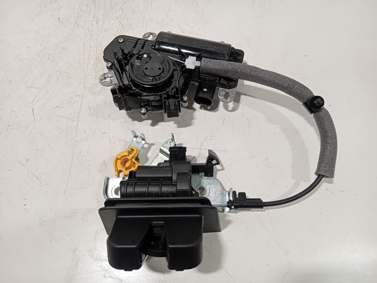 Slot mechaniek kofferdeksel achterklep Audi Q8, Onderdelen@venauto.nl, Van der Ven Autorecycling B.V., Ettenseweg 76, 4706 PB Roosendaal, The Netherlands
