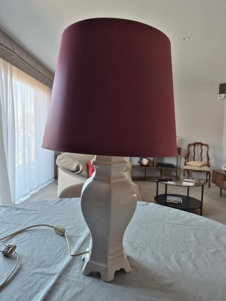 Lampe blanche avec abat jour rouge grenat, Enlèvement