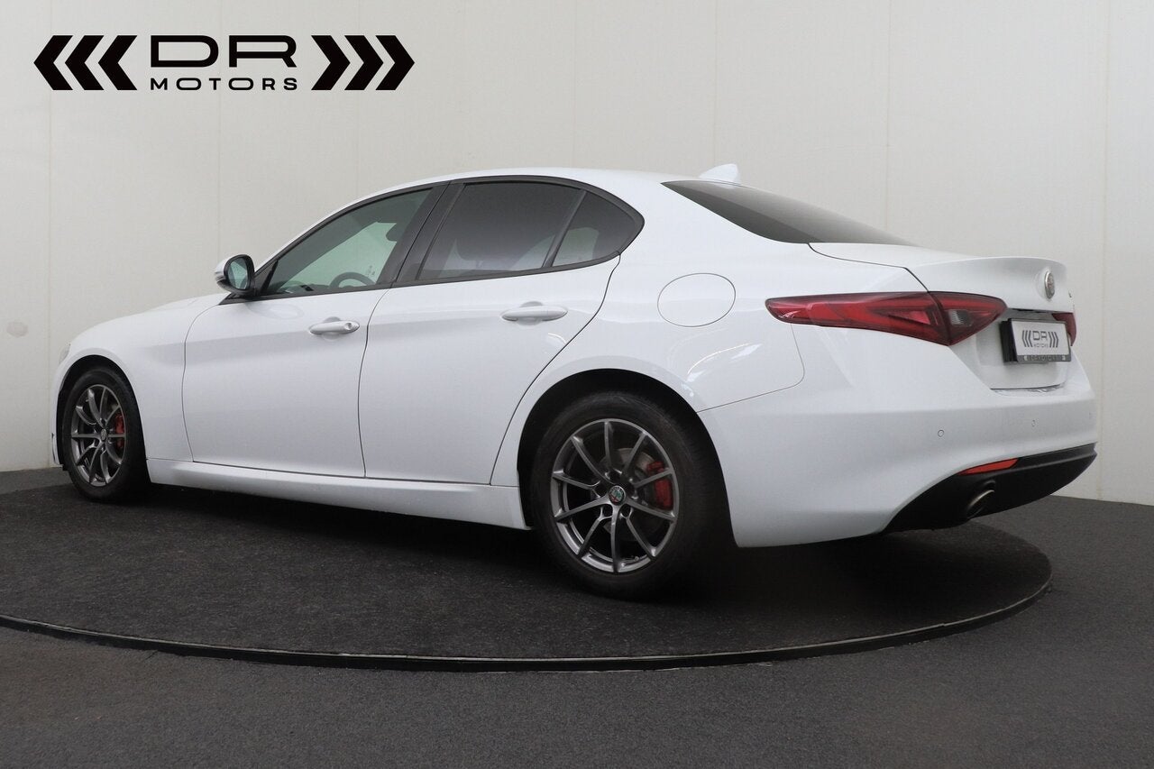 Alfa Romeo Giulia 2.2 JTD - AUTOMAAT - LEDER - GPS - TOPSTA, Auto's, https://public.car-pass.be/vhr/c63a6eae-f6f0-4b92-ae14-8c718374d4e9
