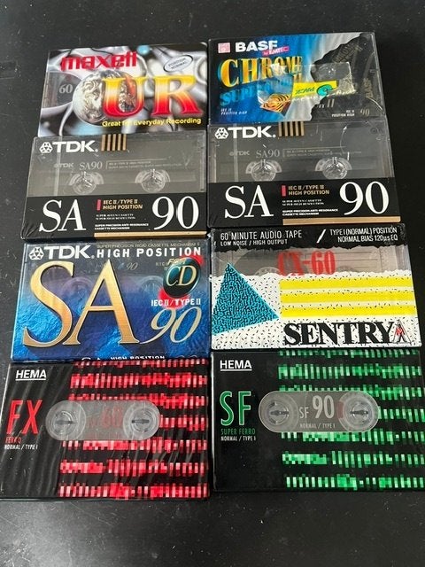 Huit cassettes TDK, Maxell et Basf etc. scellées, Enlèvement ou Envoi, Neuf, dans son emballage, 2 à 25 cassettes audio