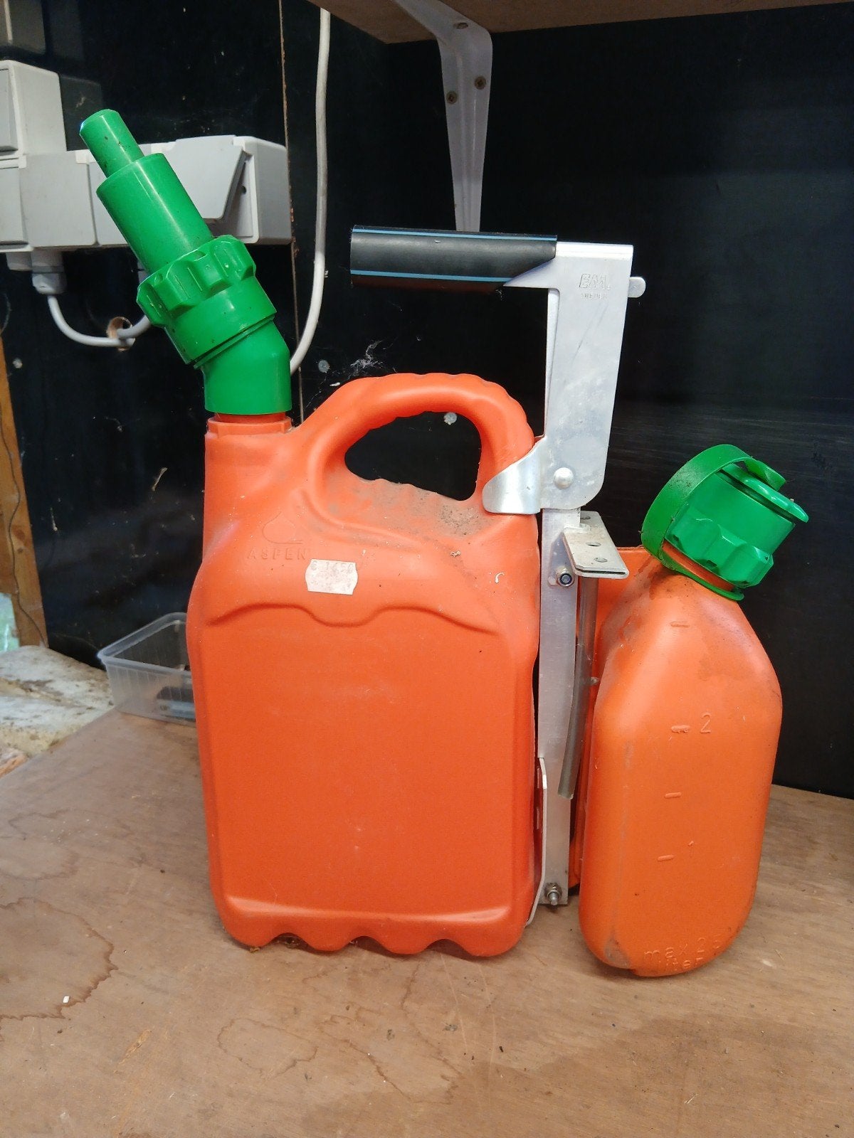 Houder met olie- en brandstoffles. Voor kettingzaag., Tuin en Terras, Ophalen, Kunststof, Gebruikt, Met kraantje