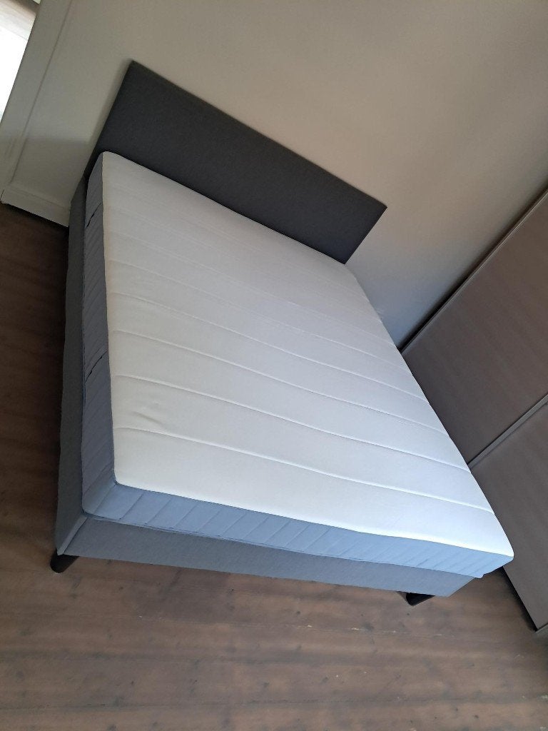 2 lits complets à l'état neuf ! ! !, Gris, Tissu, Comme neuf, Enlèvement