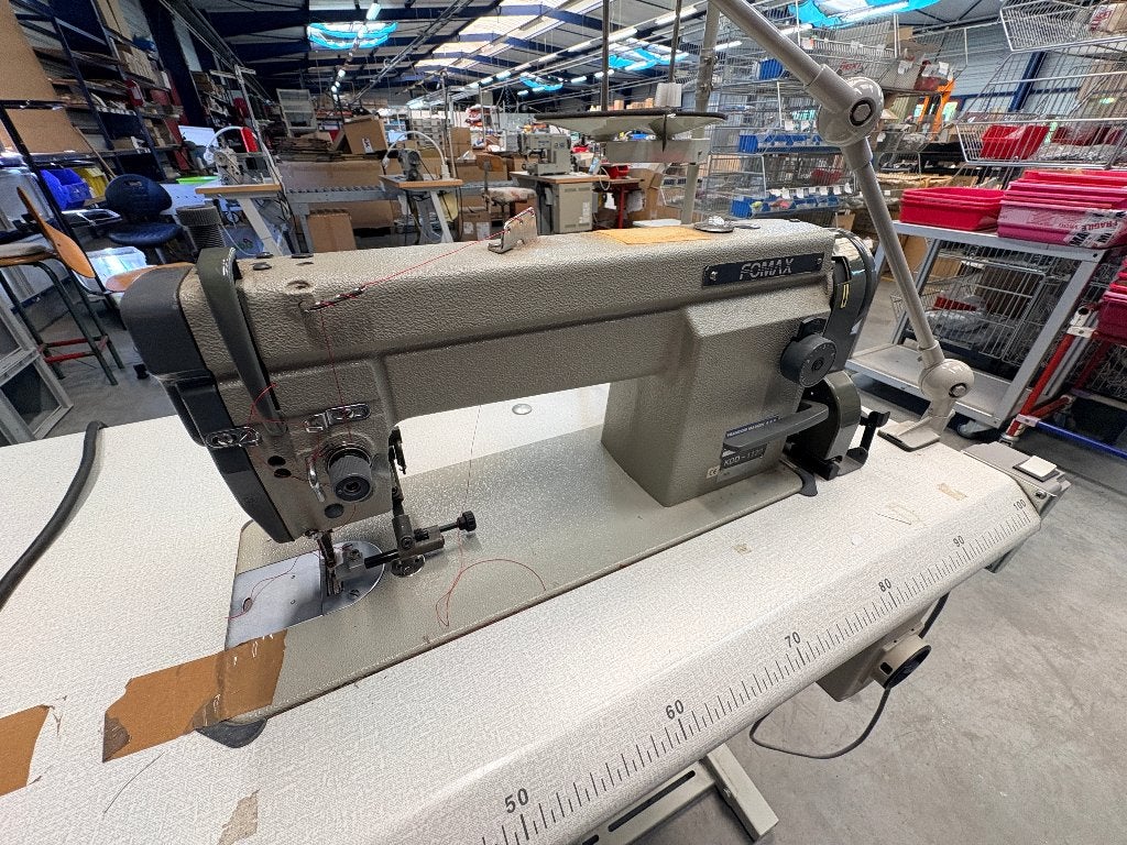 Machine à coudre FOMAX KDD-1120 avec table et moteur, Hobby & Loisirs créatifs, Machines à coudre & Accessoires, Enlèvement, Utilisé