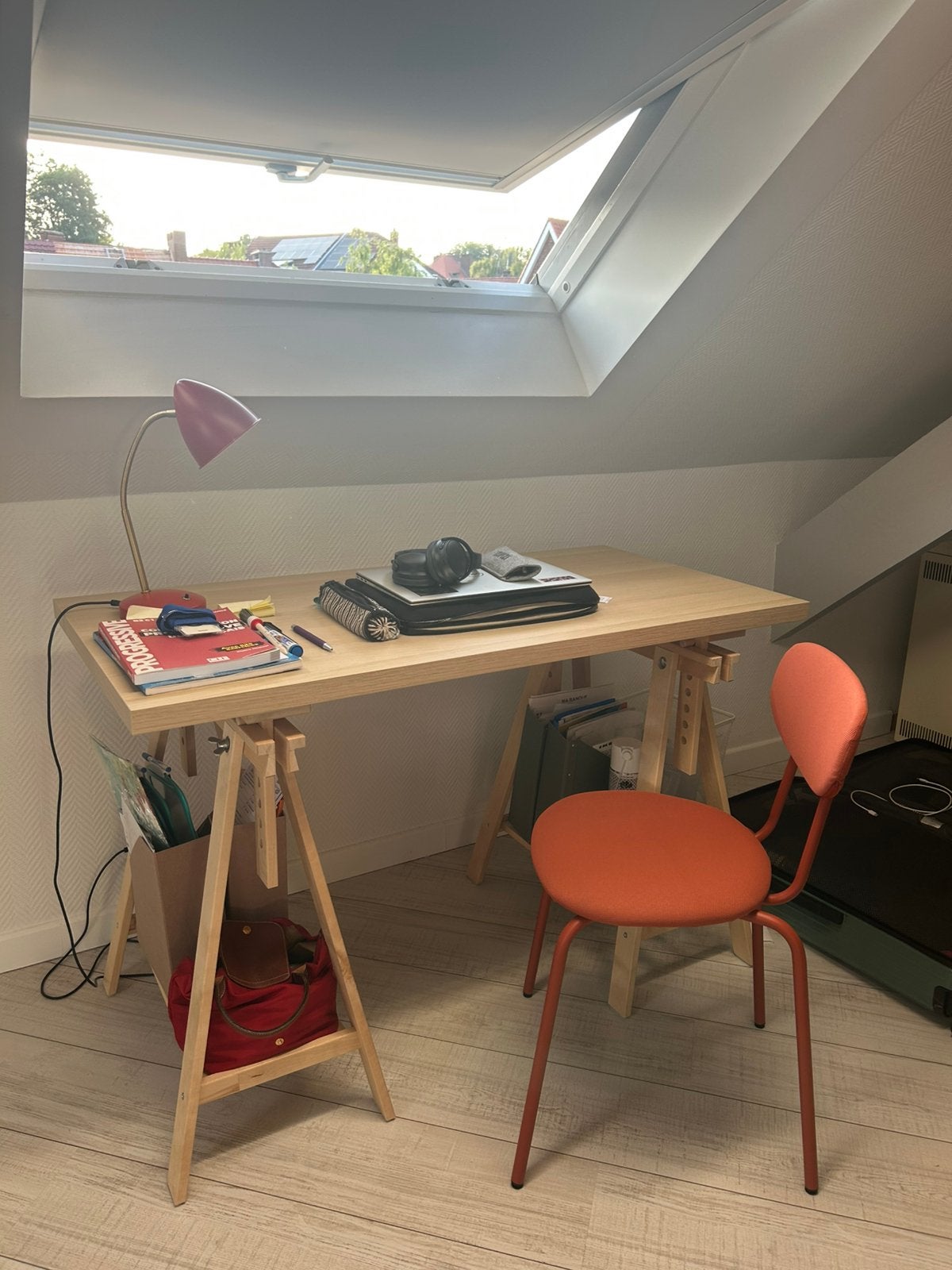 Bureau en bois + chaise + lampe – excellent état, Enlèvement, Comme neuf