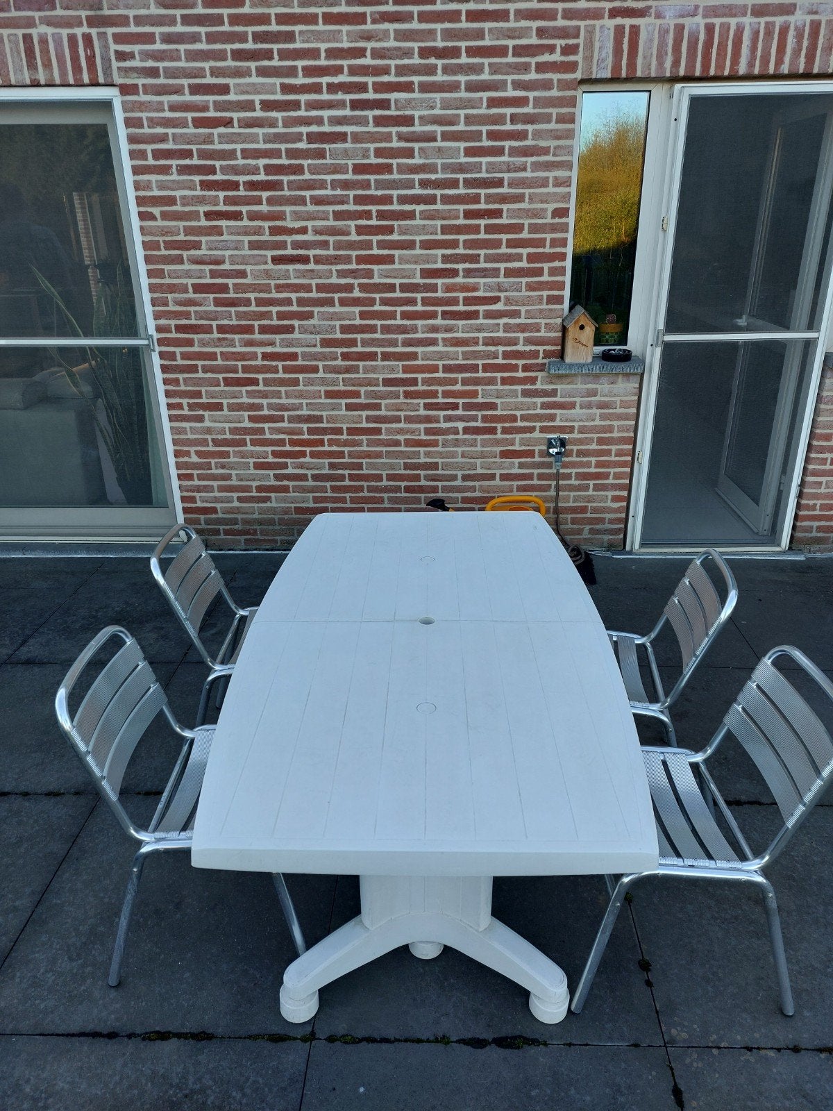 Table de jardin blanche soignée avec 4 chaises de patio en a, Jardin & Terrasse, Table à dinner, Salons de jardin, Synthétique