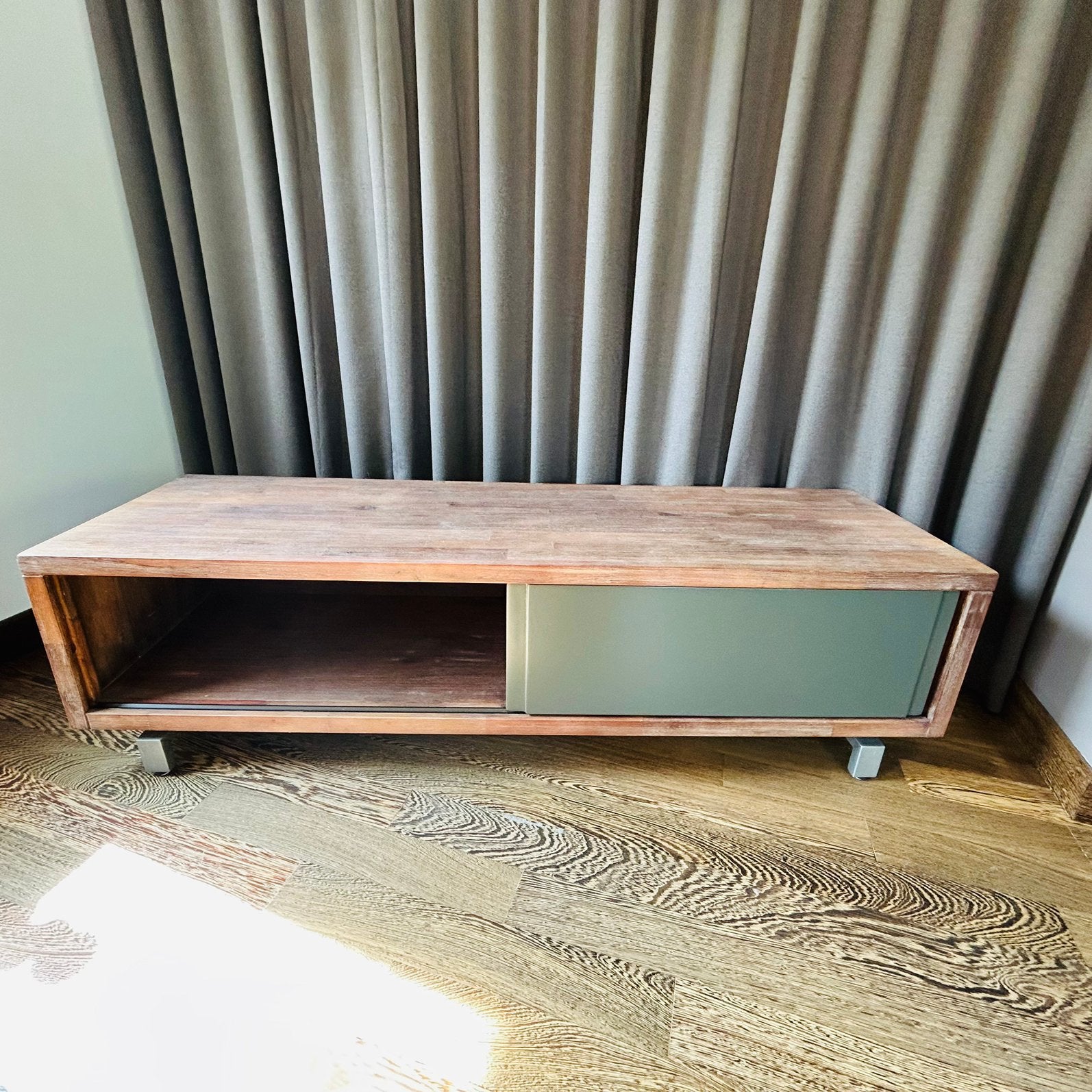 Ce meuble TV bas en bois massif XOOON, 25 à 50 cm, Moins de 100 cm, Enlèvement, Utilisé