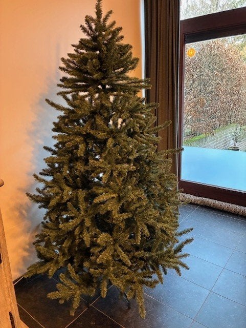 Kerstboom met versiering, Huis en Inrichting, Binnen, Groen, Kunstplant, Kunststof