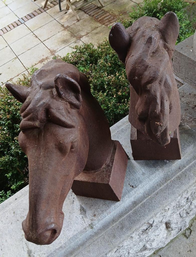 Grote gietijzeren paardenhoofden, Tuin en Terras, Tuinbeelden, Ophalen, Gebruikt, Metaal, Dierenbeeld