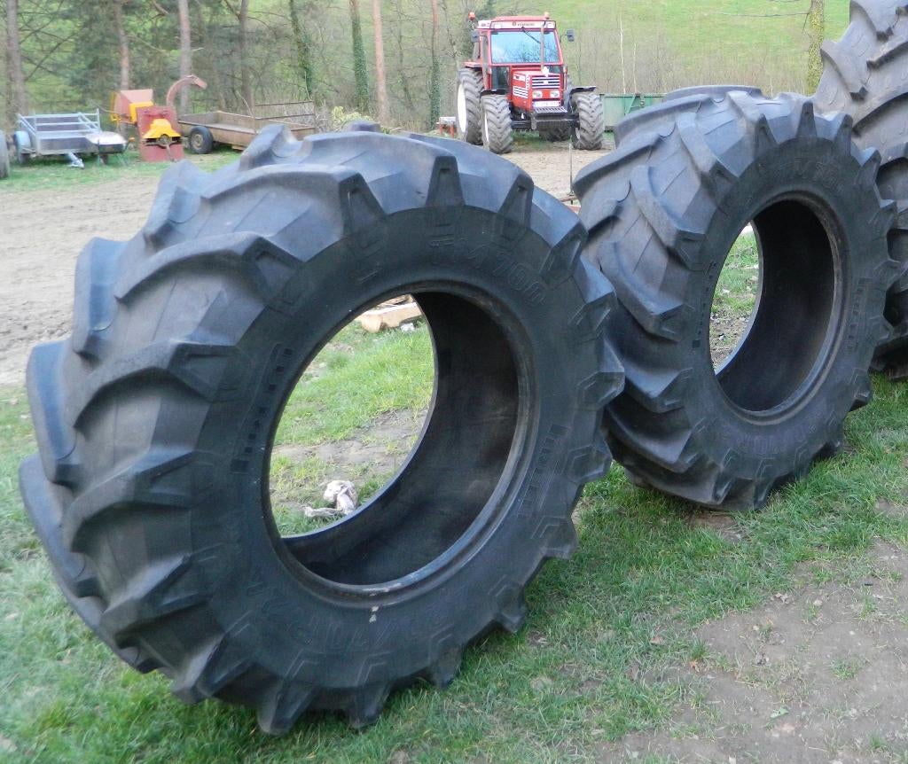 2 Pirelli 420/70/24 tractorbanden, Ophalen