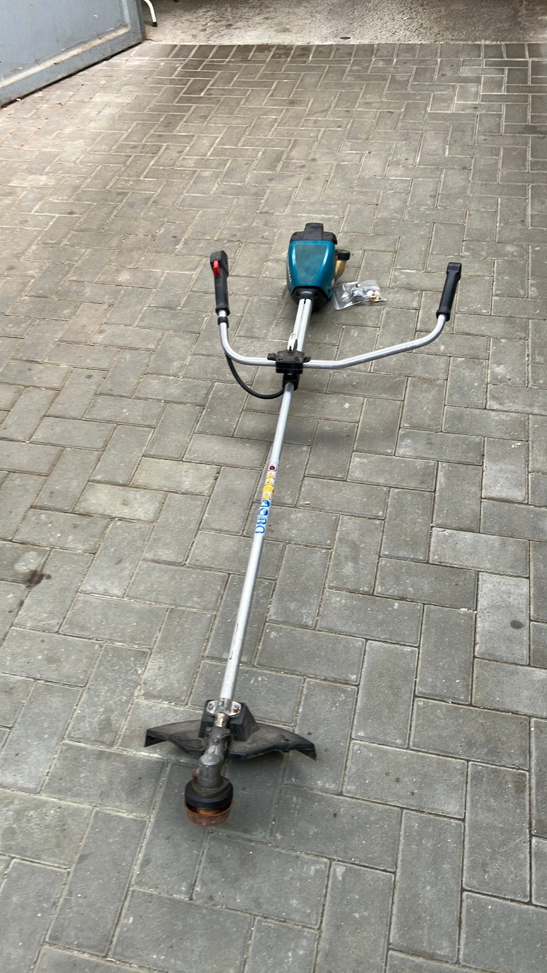 Makita dbc250 voor onderdelen. Carbu kapot, Enlèvement, Utilisé
