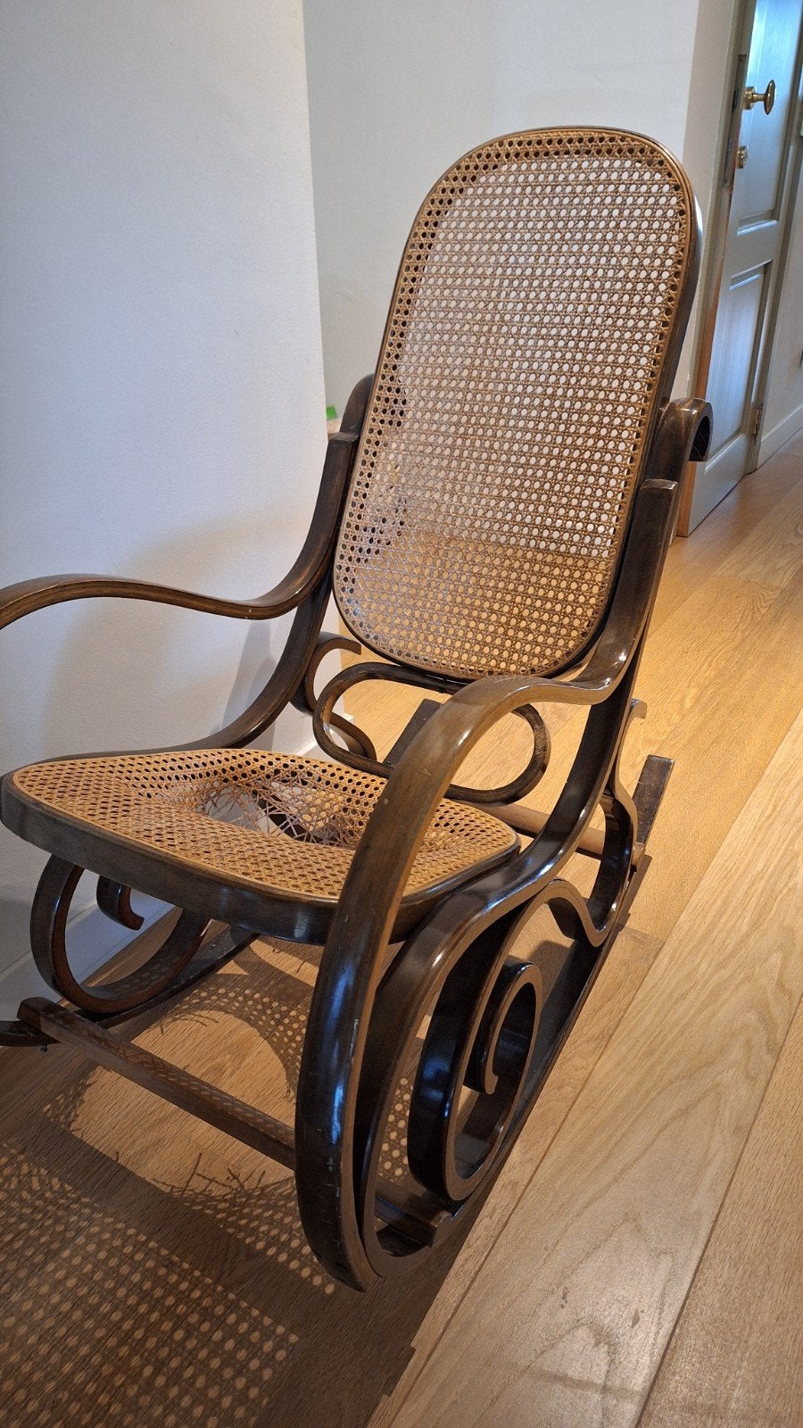 Thonet schommelstoel, Ophalen