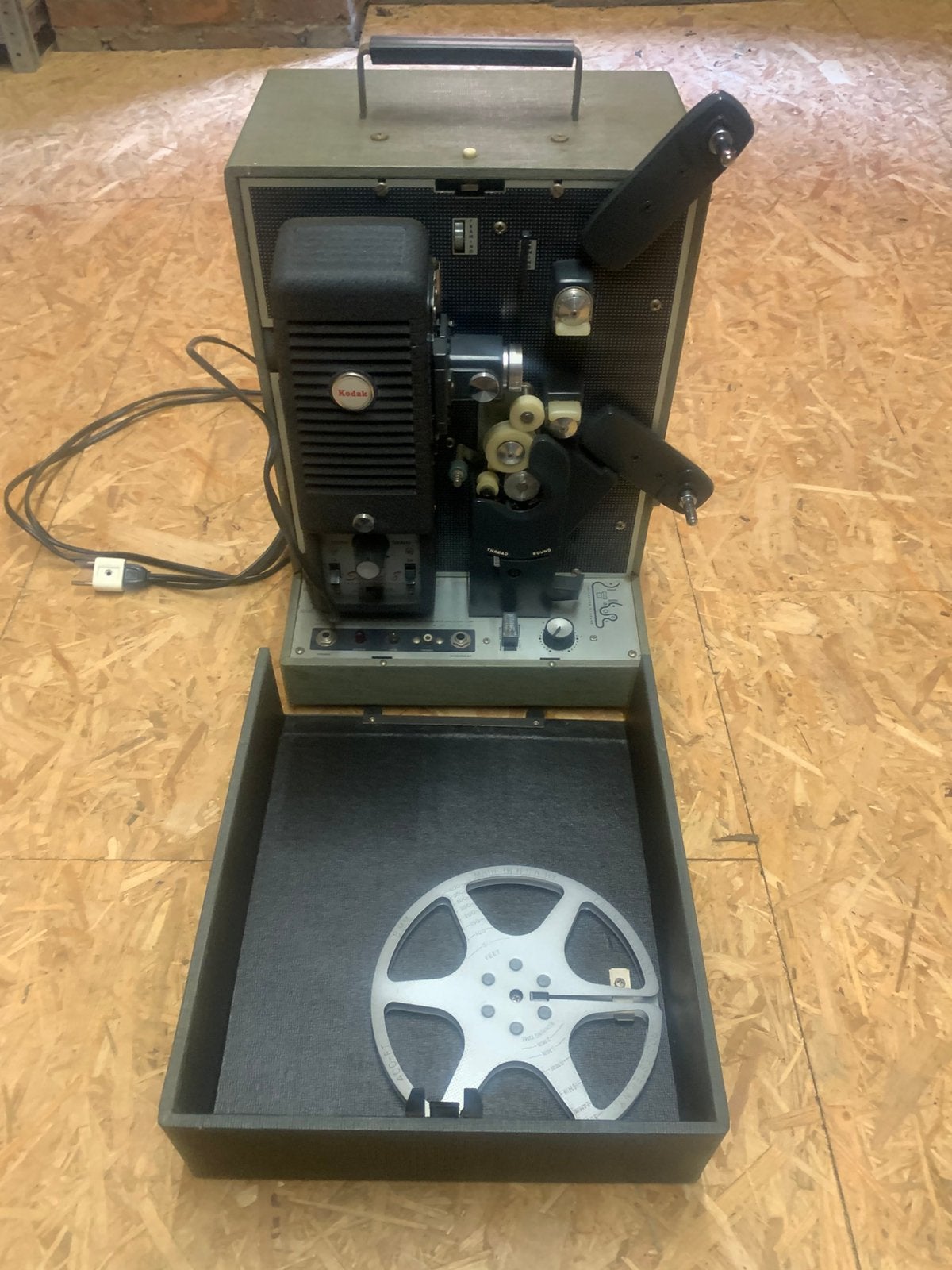 Film projector 8 mm van kodak met projectiescherm 2 m br, Ophalen, Projector