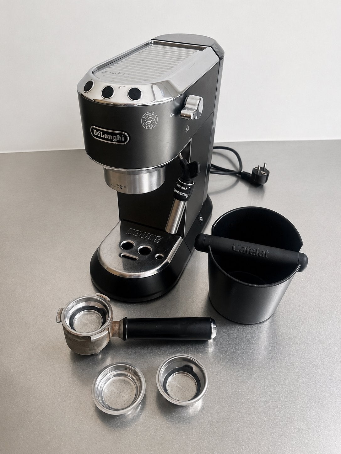 Delonghi Dedica en Cafelat knock box, Elektronische apparatuur, Ophalen, Zo goed als nieuw