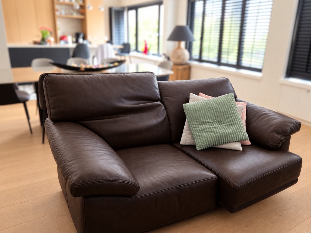 2 stuks (idem) donkerbruine lederen zetel voor 2 1/2personen, Maison & Meubles, 75 à 100 cm, Comme neuf, Enlèvement, Trendy klassiek