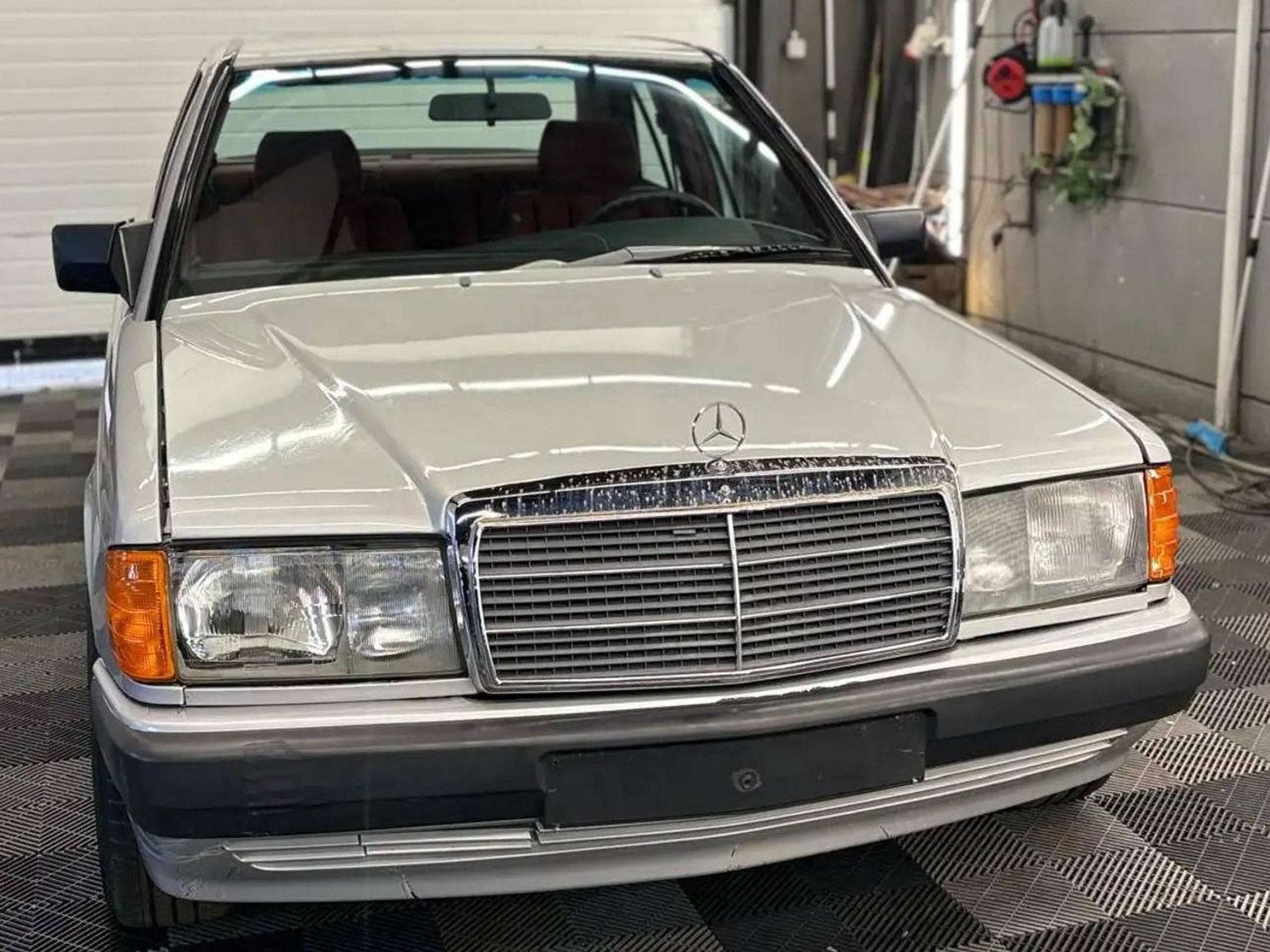 Mercedes-Benz 190 E Benzine AUTOMATIQUE bj. 1988 178000km Ol, Autos, Entreprise, Tissu, Peinture métallisée, Essence