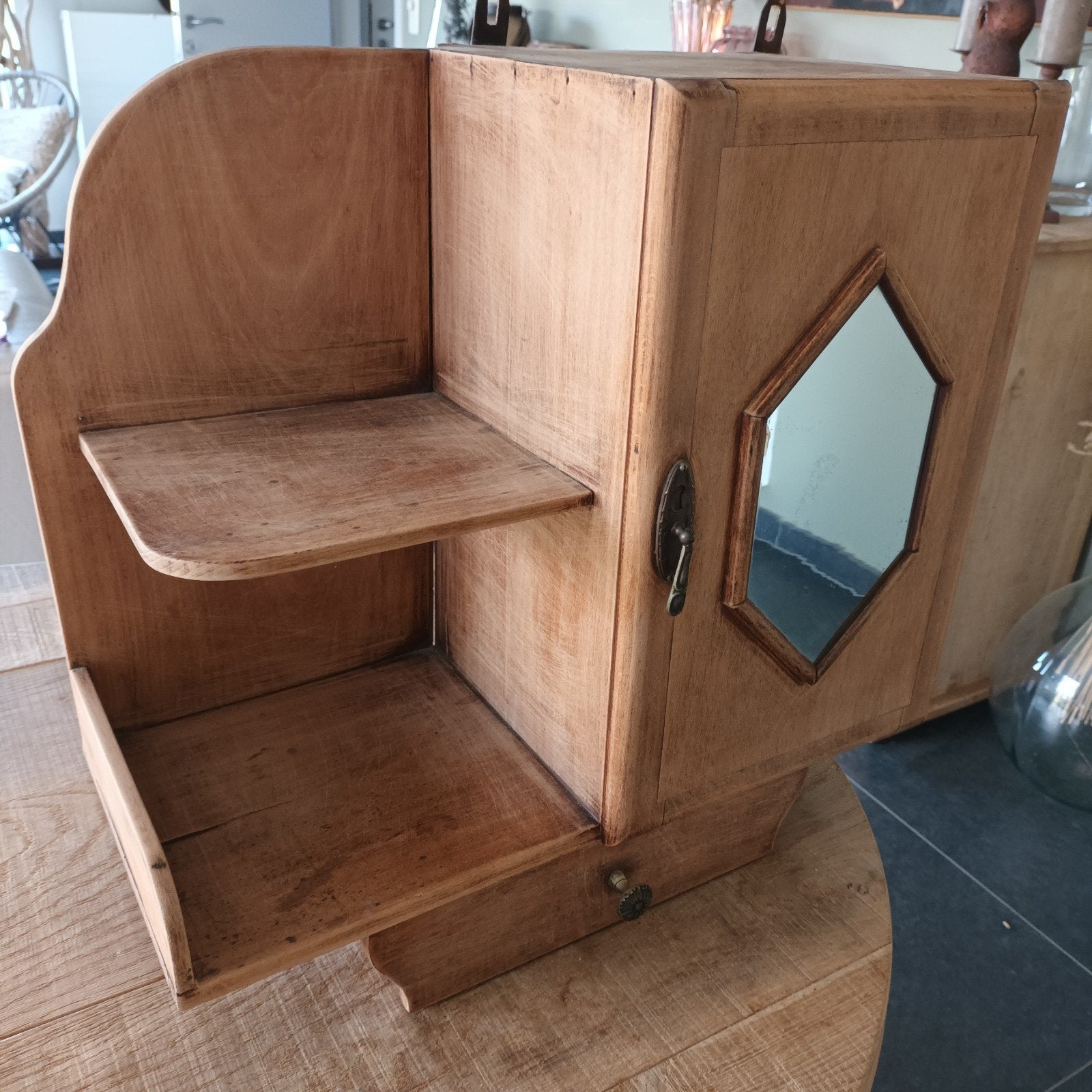 Houten toiletkastje, Ophalen