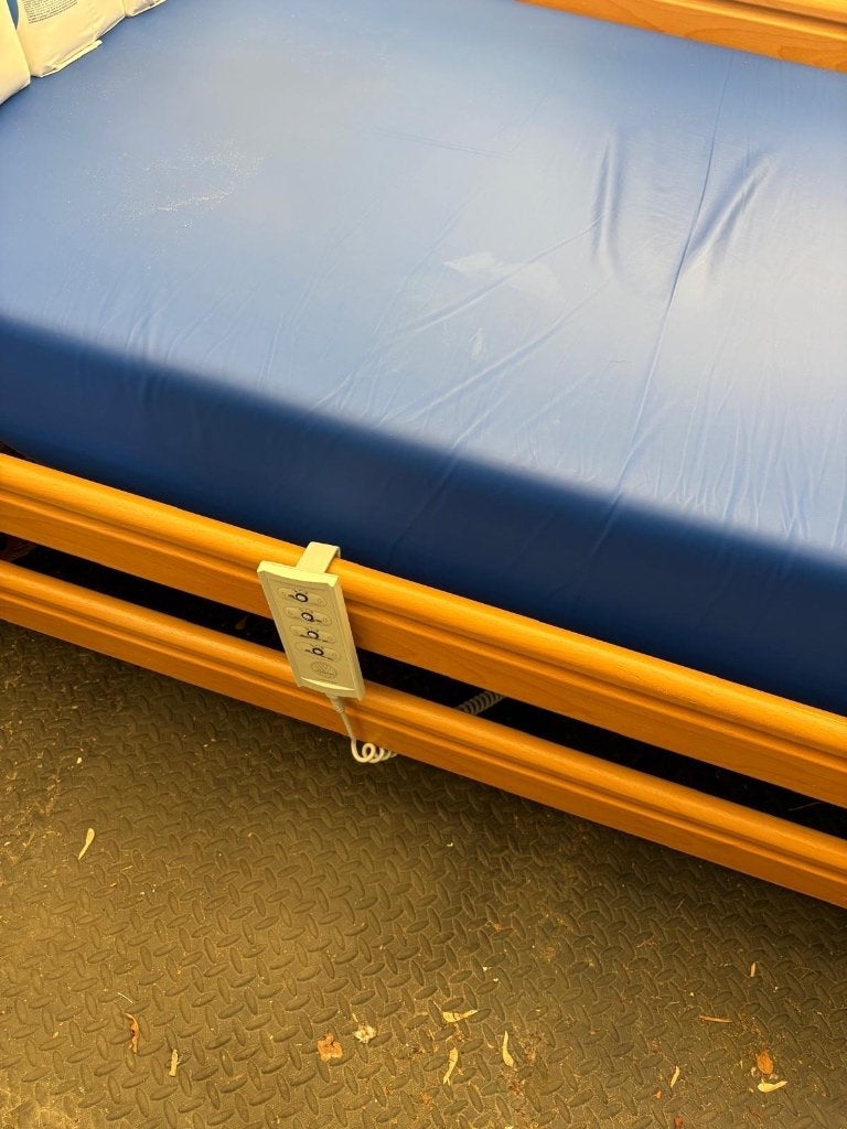 Elektrisch verstelbaar ziekenhuis bed, Huis en Inrichting, Ophalen, Verstelbaar, 90 cm, Eenpersoons