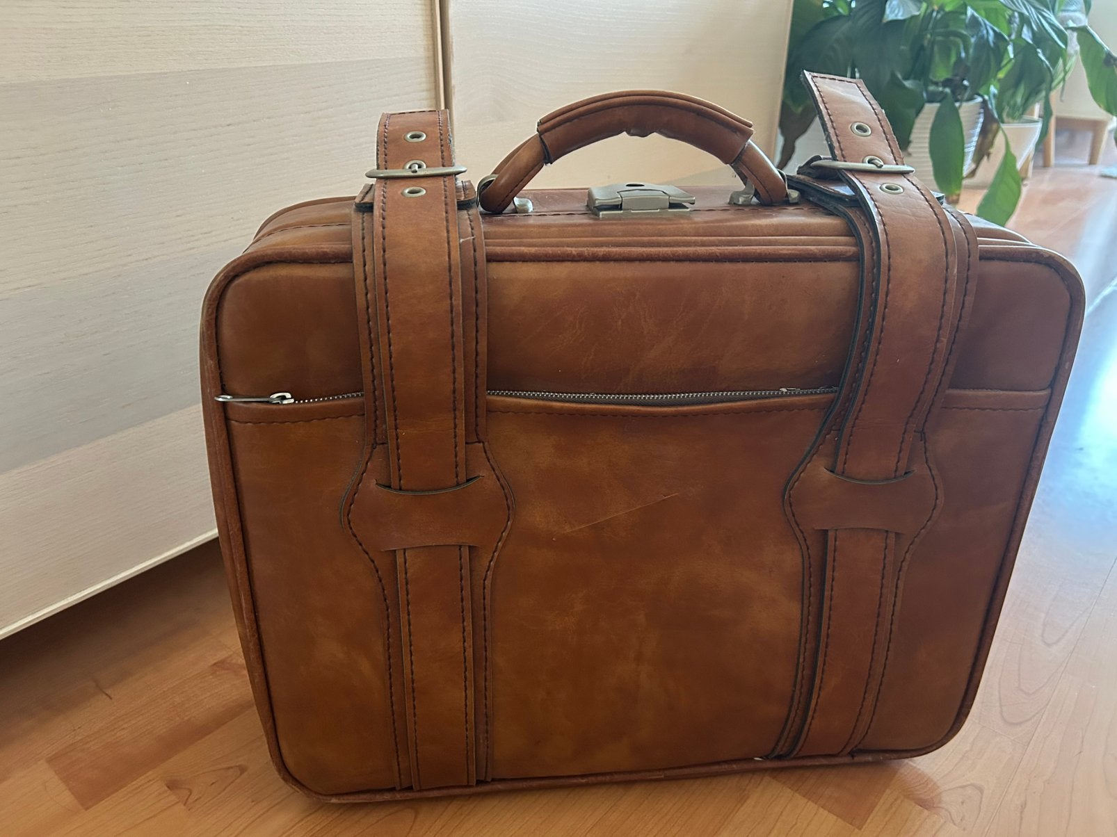 Valise vintage en cuir véritable – époque après-guerre, Bijoux, Sacs & Beauté, Valises, 35 à 45 cm, Enlèvement ou Envoi, Utilisé