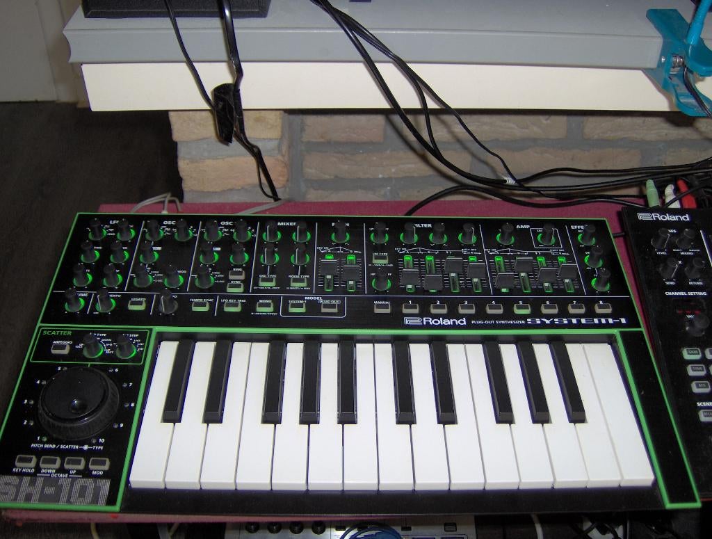Roland AIRA SYSTEM-1 PLUG-OUT Synthesizer – In topstaat!, Musique & Instruments, Enlèvement, Comme neuf, Roland