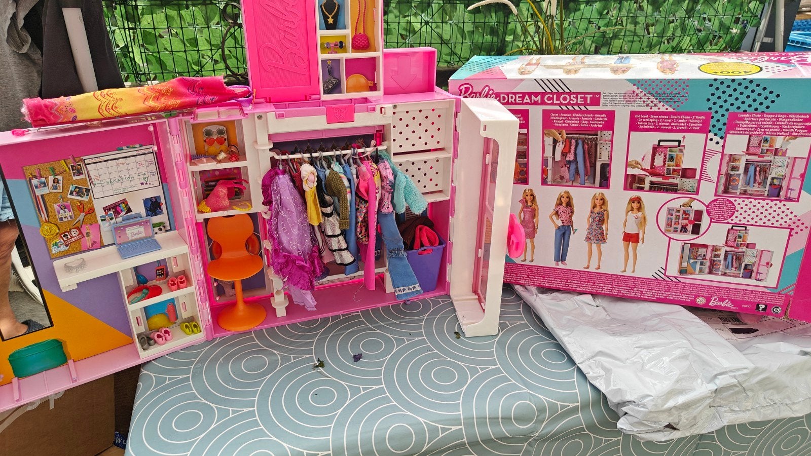 Kledingkast voor poppenkleding, Ophalen