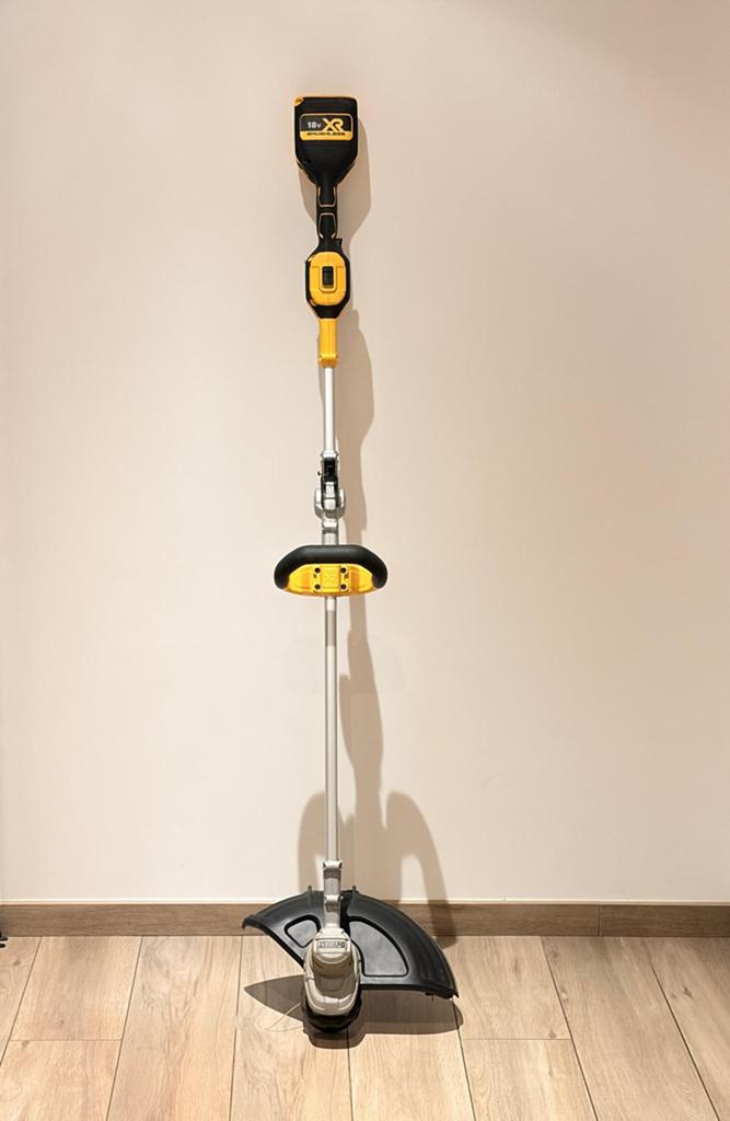 Dewalt XR 18V borstelloze grastrimmer/kantengrastrimmer, Ophalen, Zo goed als nieuw, Accu