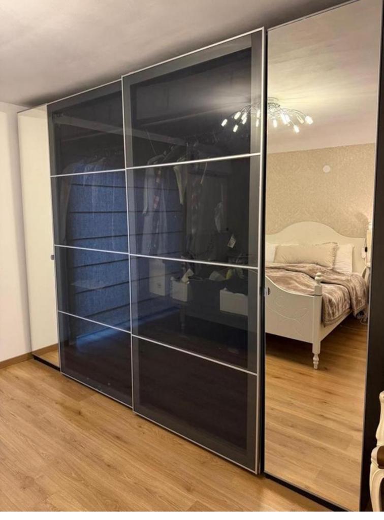Grote kledingkast met spiegel en schuifdeuren, Maison & Meubles, Armoires | Penderies & Garde-robes, Comme neuf, Enlèvement