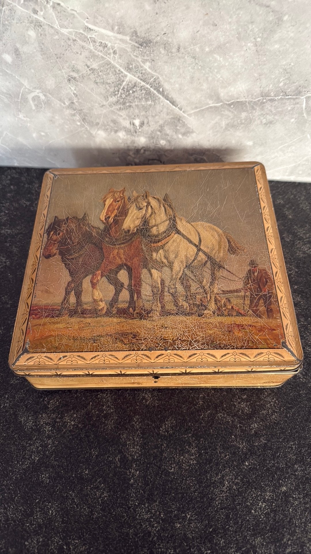 Oude doos met paarden op, Enlèvement, Utilisé