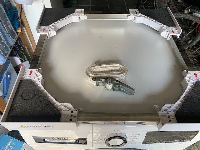 stapelkit wasmachine/droogkast incl.spanriem, Ophalen, Zo goed als nieuw