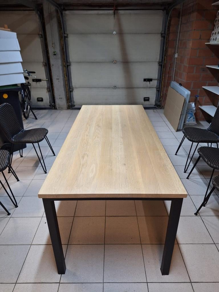 Houten eiken tafel met zwarte poten. Optioneel met 6 stoelen, Huis en Inrichting, Tafels | Eettafels, Zo goed als nieuw, 50 tot 100 cm