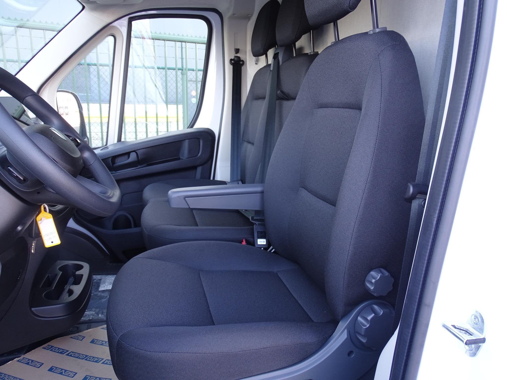 Peugeot Boxer 2.2 BlueHDi S&S 180 335 L3H2 Auto, Auto's, Stof, Zwart, 2500 kg, Wit