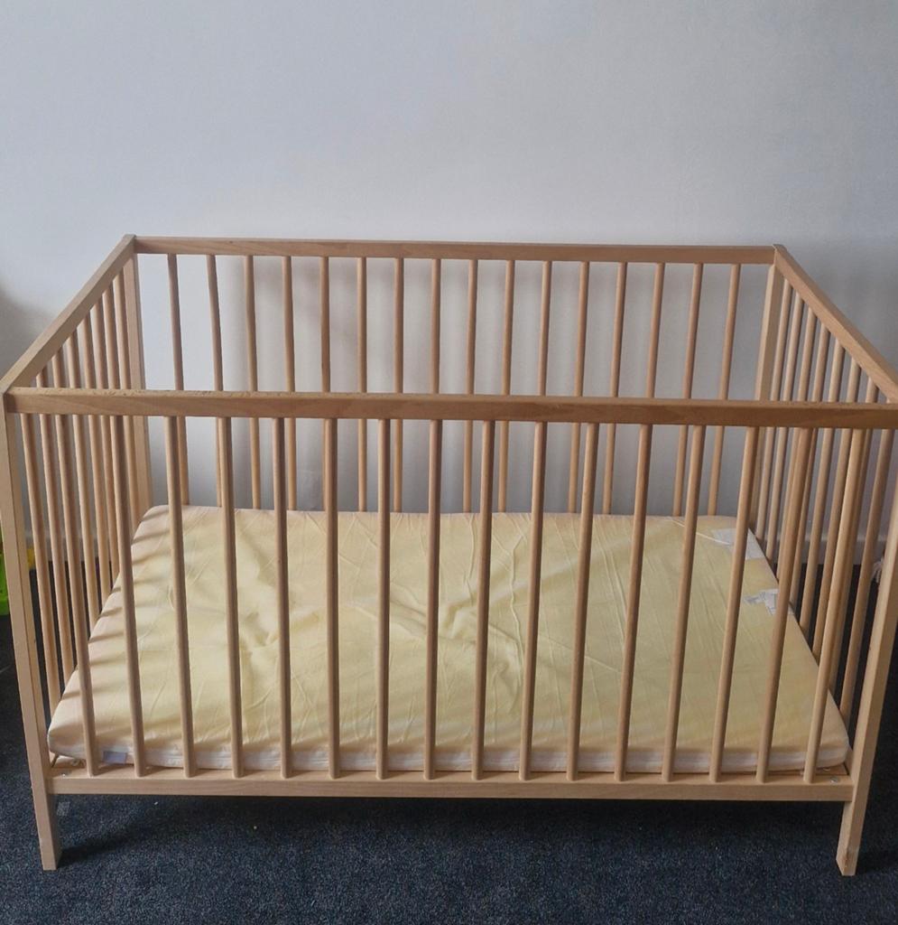 Lit pour bébé avec son matelas, Enfants & Bébés, Comme neuf, Moins de 140 cm, Moins de 70 cm