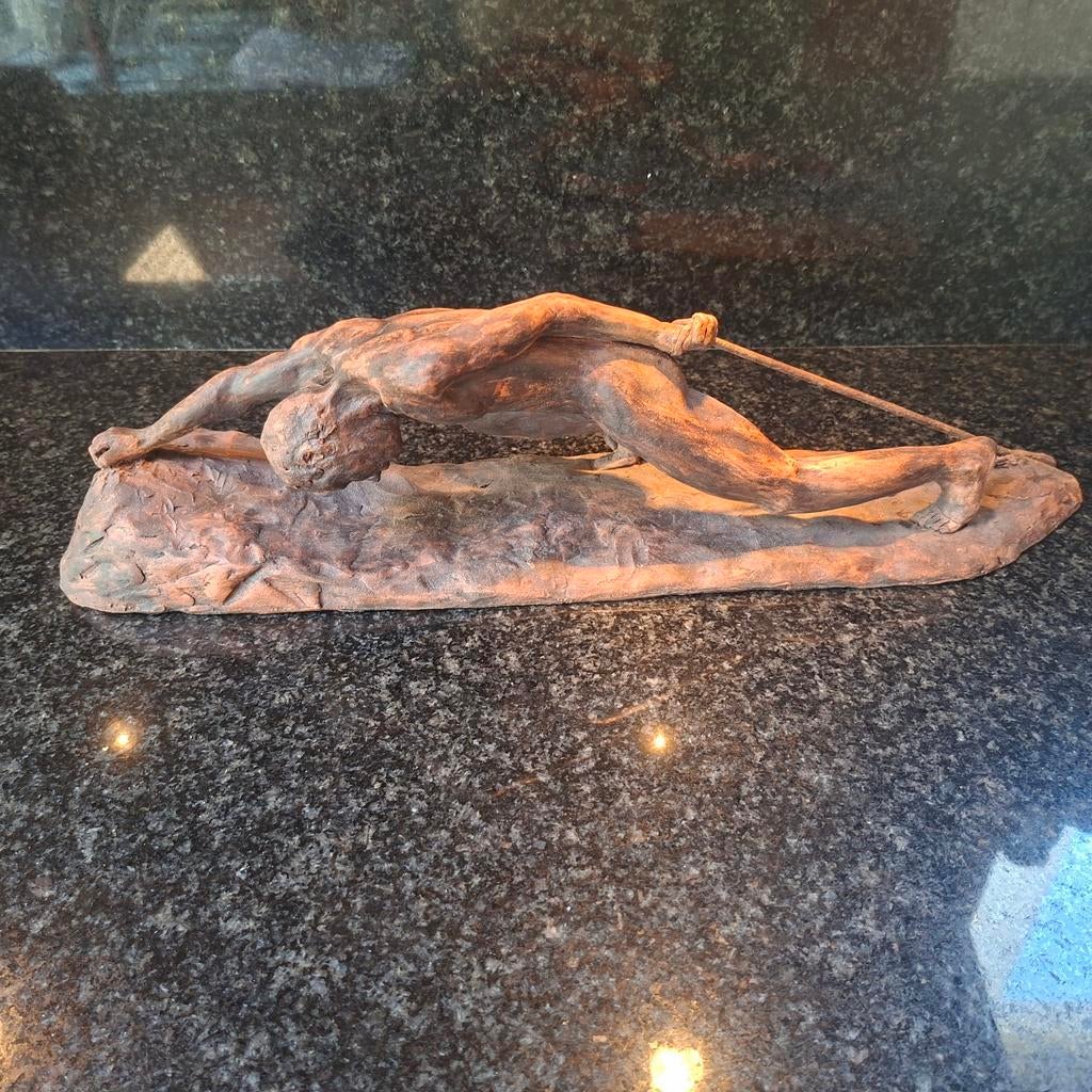 Pracht beeld van man die touw trekt, Antiek en Kunst, Verzenden, Gepatineerd, 20 - 50 cm, Beeld