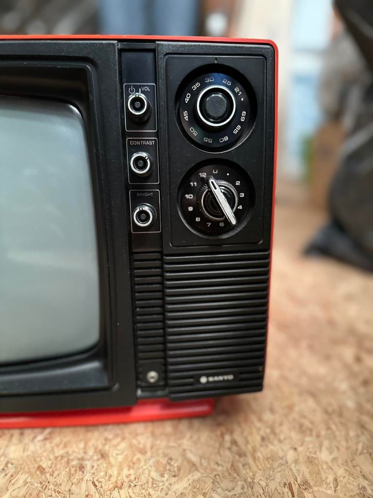 Vintage Sanyo Space Age TV, Enlèvement