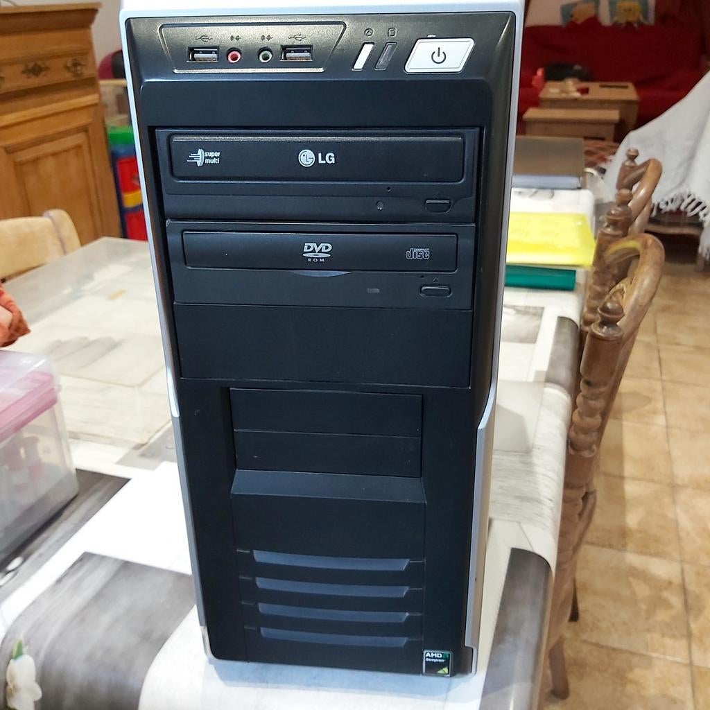 Tour ordinateur avec lecteur C.D. : AMD Sempron, Informatique & Logiciels