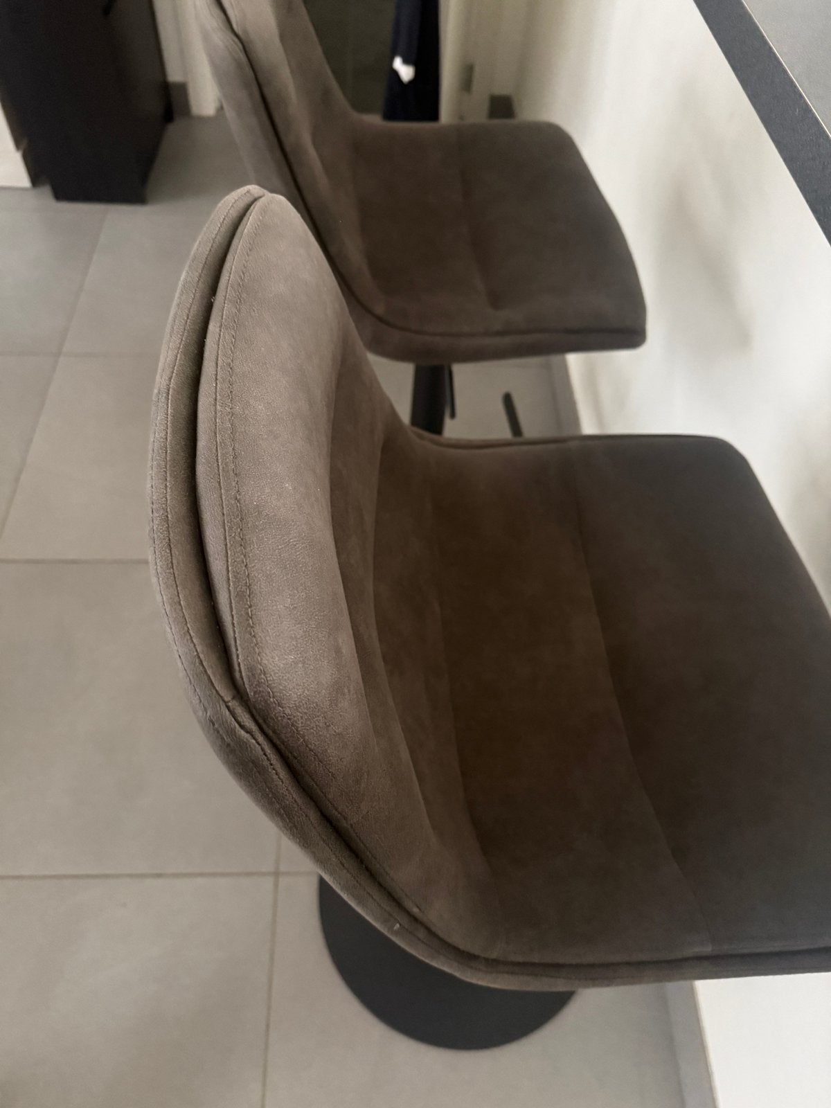 2 barstoelen, 2 krukken, Ophalen, Gebruikt, In hoogte verstelbaar