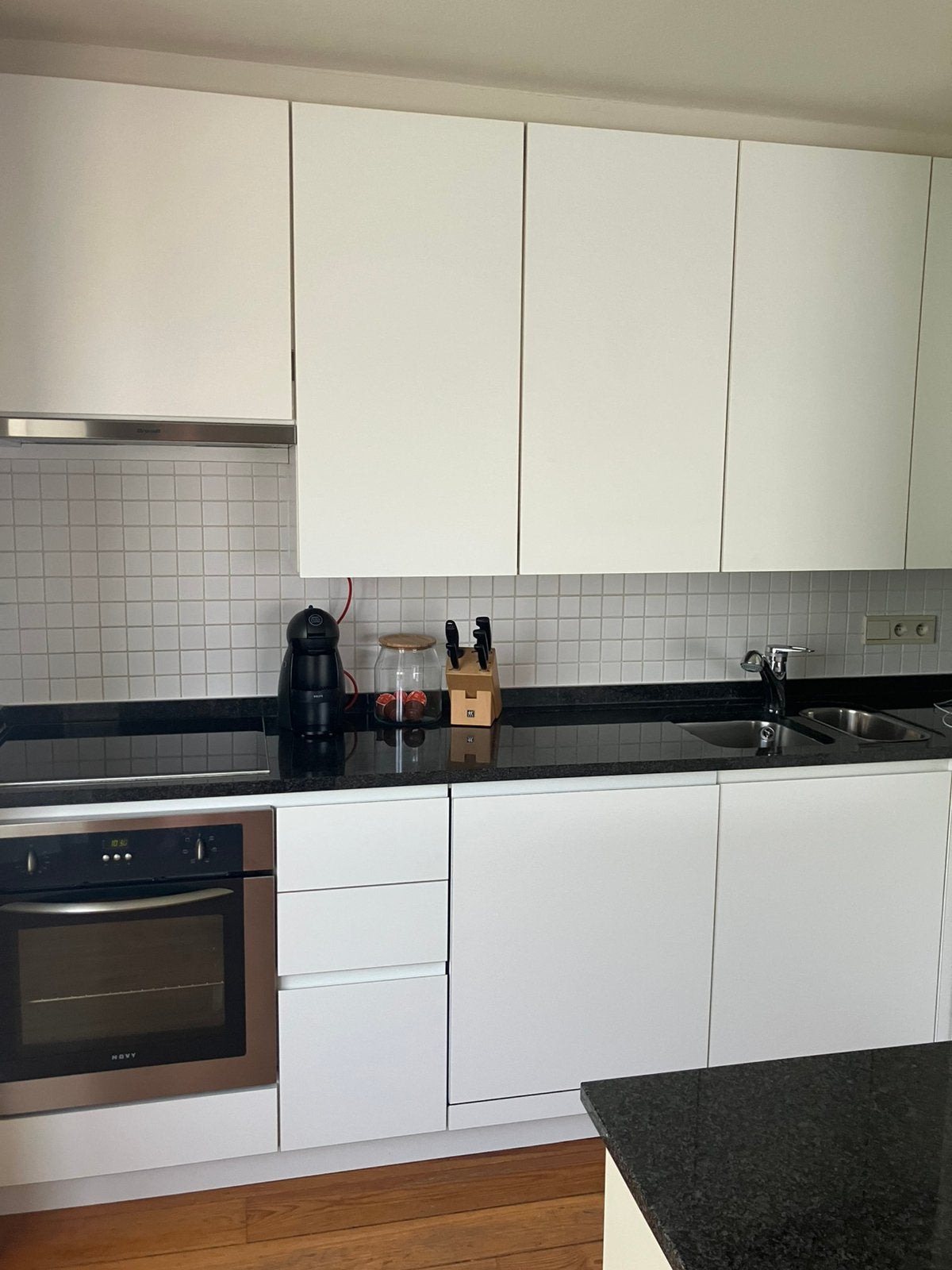 Keuken met eiland,wit met granieten keukenblad”jasberg “, Huis en Inrichting, Keuken | Complete keukens, Ophalen, Zo goed als nieuw