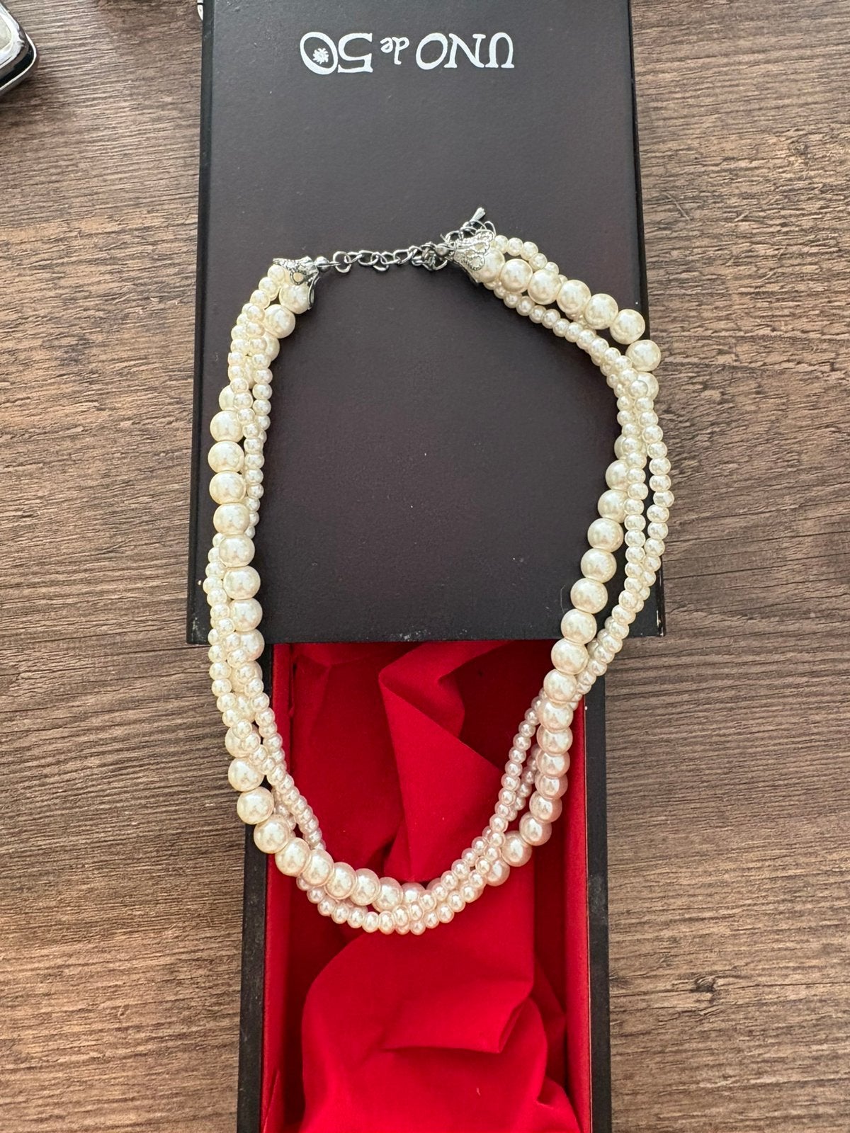 Nieuwe  dubbele parelketting in originele luxe doos, Handtassen en Accessoires, Kettingen, Ophalen, Nieuw, Wit, Zilver