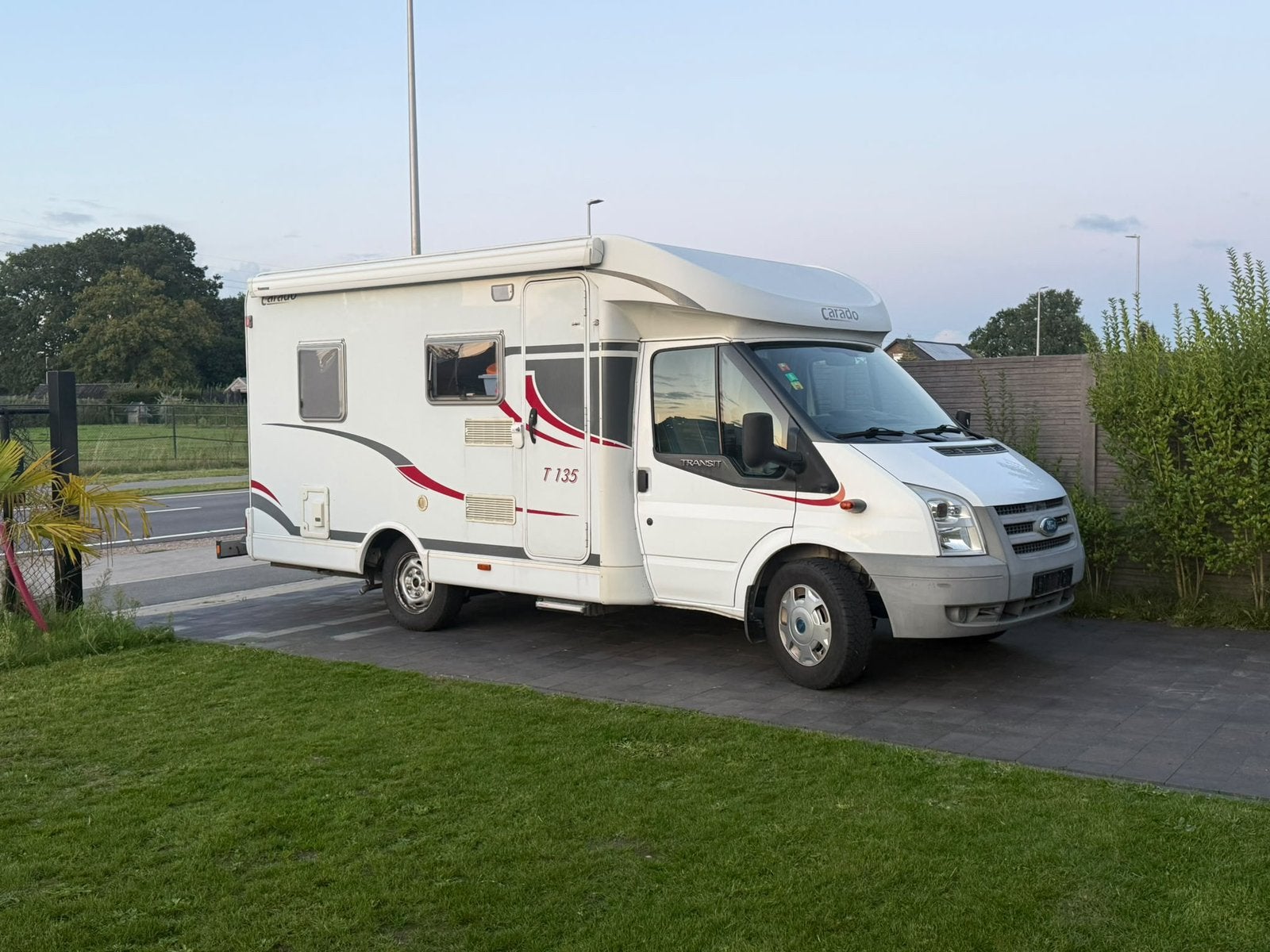 FORD CARADO T135 / 2010 / 102.000KM / VAST BED, Caravanes & Camping, Jusqu'à 4, Boîte manuelle, Ford, 5 à 6 mètres
