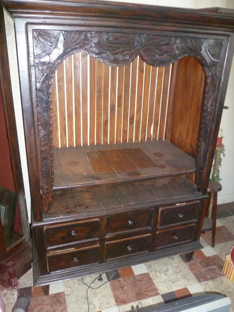 SPECIAALE KAST MET SNIJWERK, Ophalen
