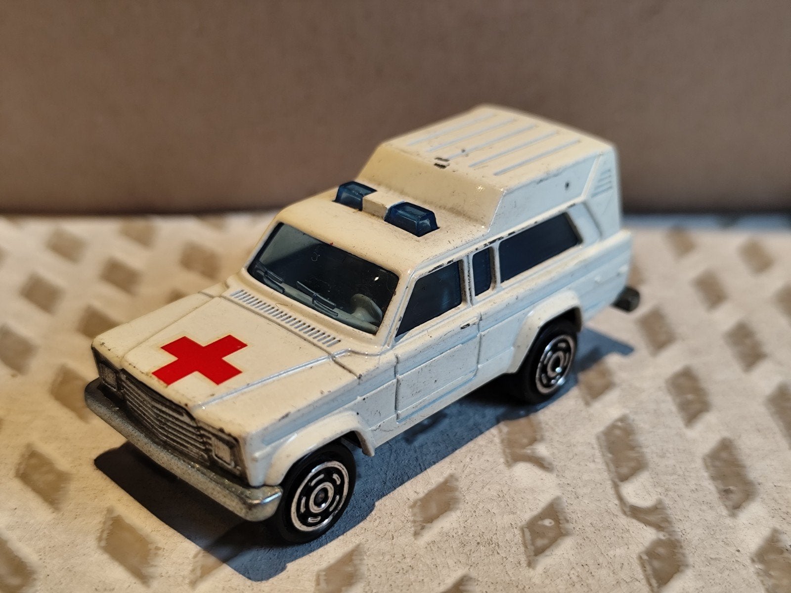 Zeldzame vintage ambulance Majorette 1/64 (gemaakt in Frankr, Hobby en Vrije tijd, Modelauto's | 1:50, Majorette, Ophalen of Verzenden
