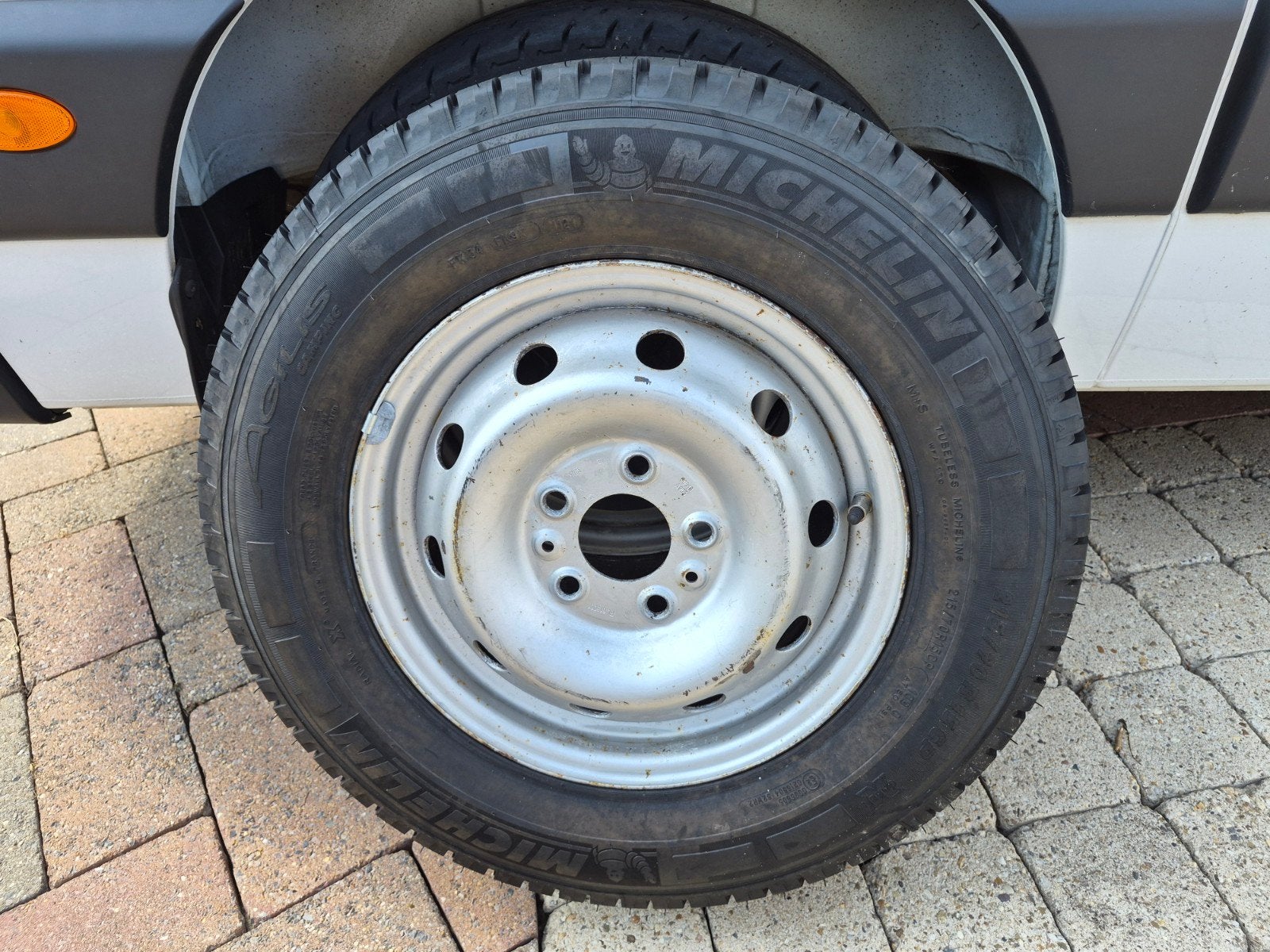 Jante en acier + pneu michelin neuf pour, Enlèvement