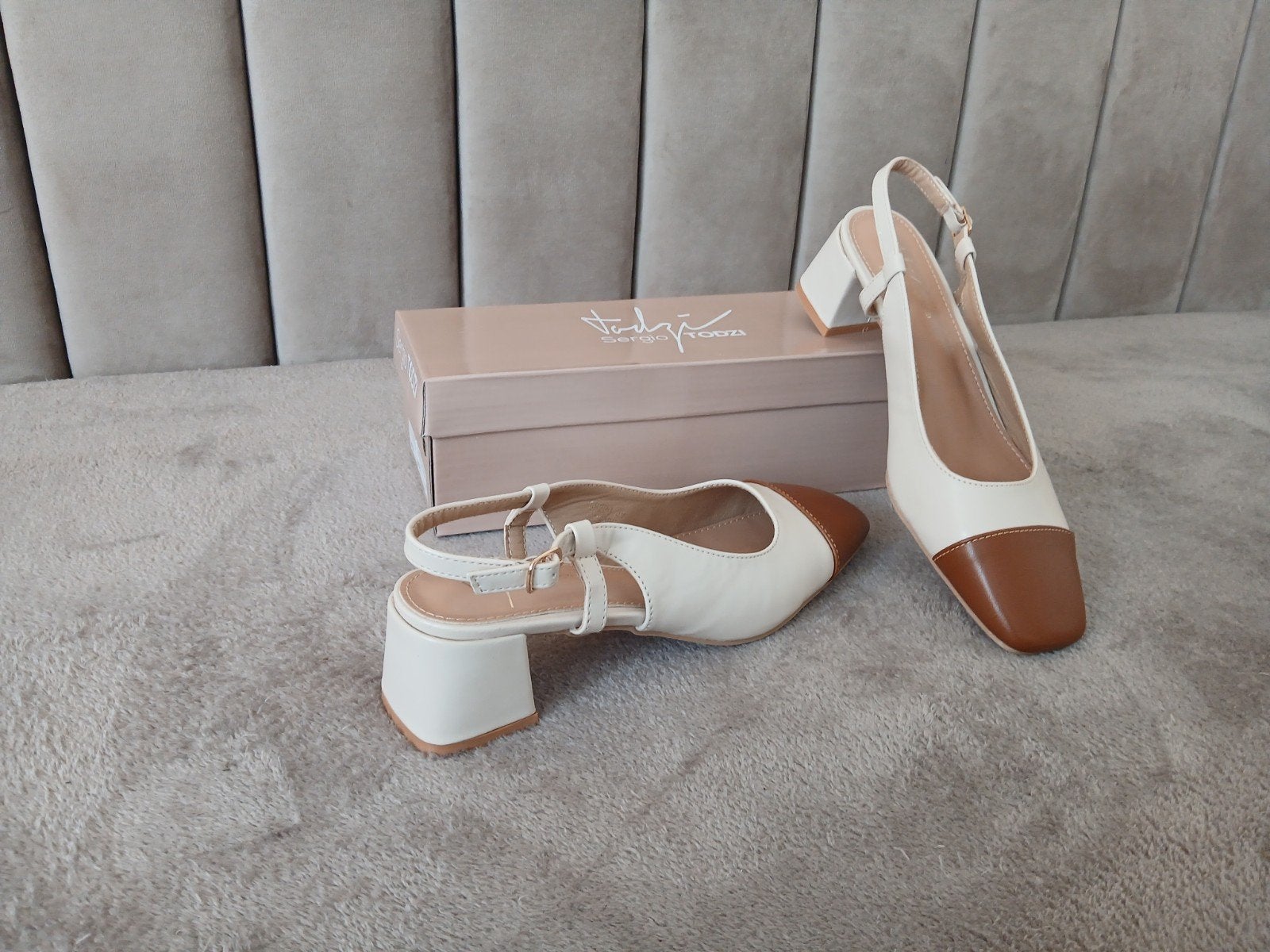 Prachtige beige en camel pumps maat 40, Kleding | Dames, Schoenen, Verzenden, Beige, Pumps