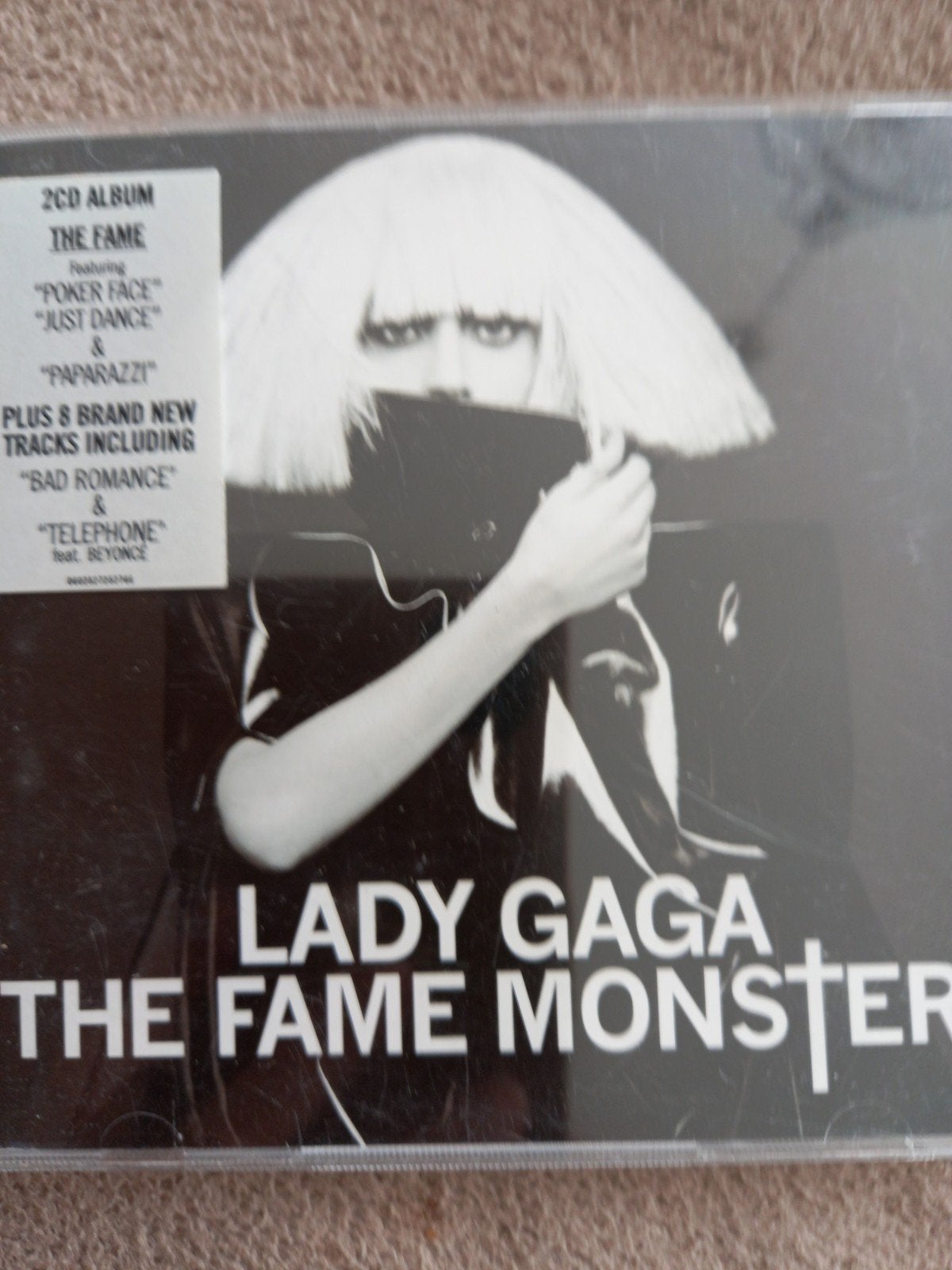 Lady Gaga, le célèbre monstre 2cd, Enlèvement ou Envoi