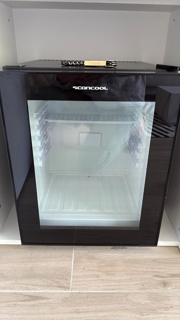 Minibar met glazen deur en legplank, Ophalen, Zonder vriesvak, Minder dan 45 cm, Minder dan 85 cm